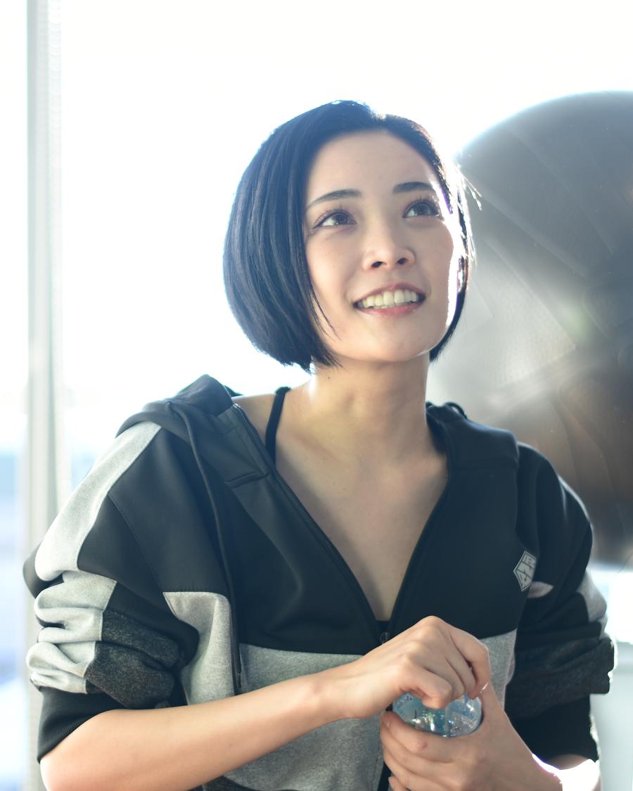 自然光のなかで穏やかに過ごす女性